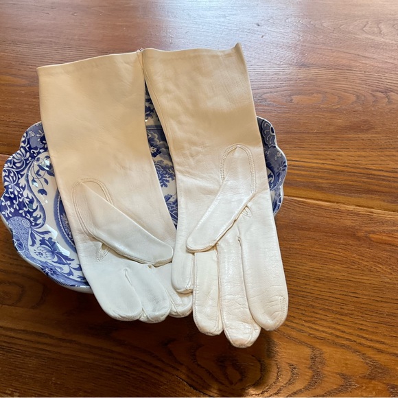 Vintage WOT Cream Colour Kid Gloves - Picture 3 of 6